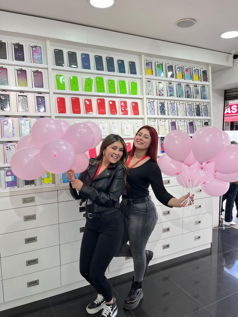 Tienda Tecnocel llena de carcasas